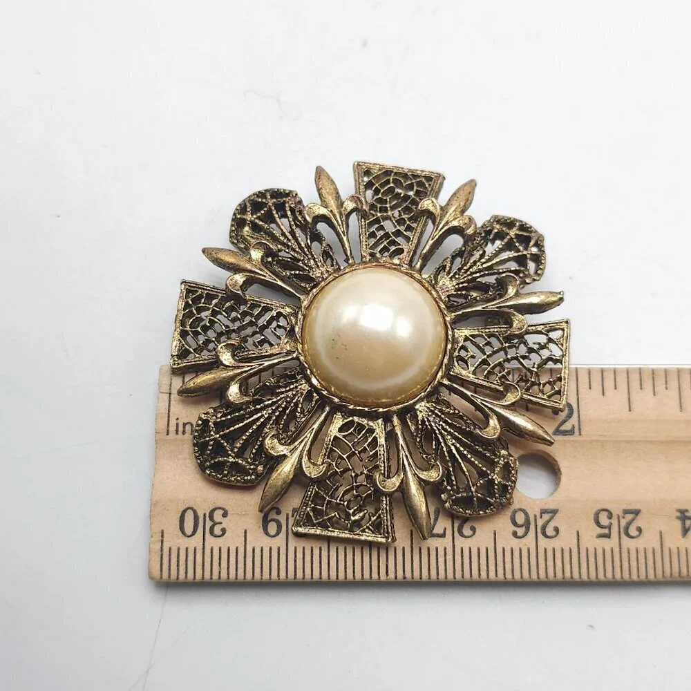 Vintage Gold Tone Fleur De Lis Brooch With Faux Pearl